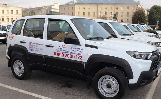 В Тверской области в рейды по оказанию социальной помощи семьям с детьми вышли новые автомобили с логотипом Детского телефона доверия